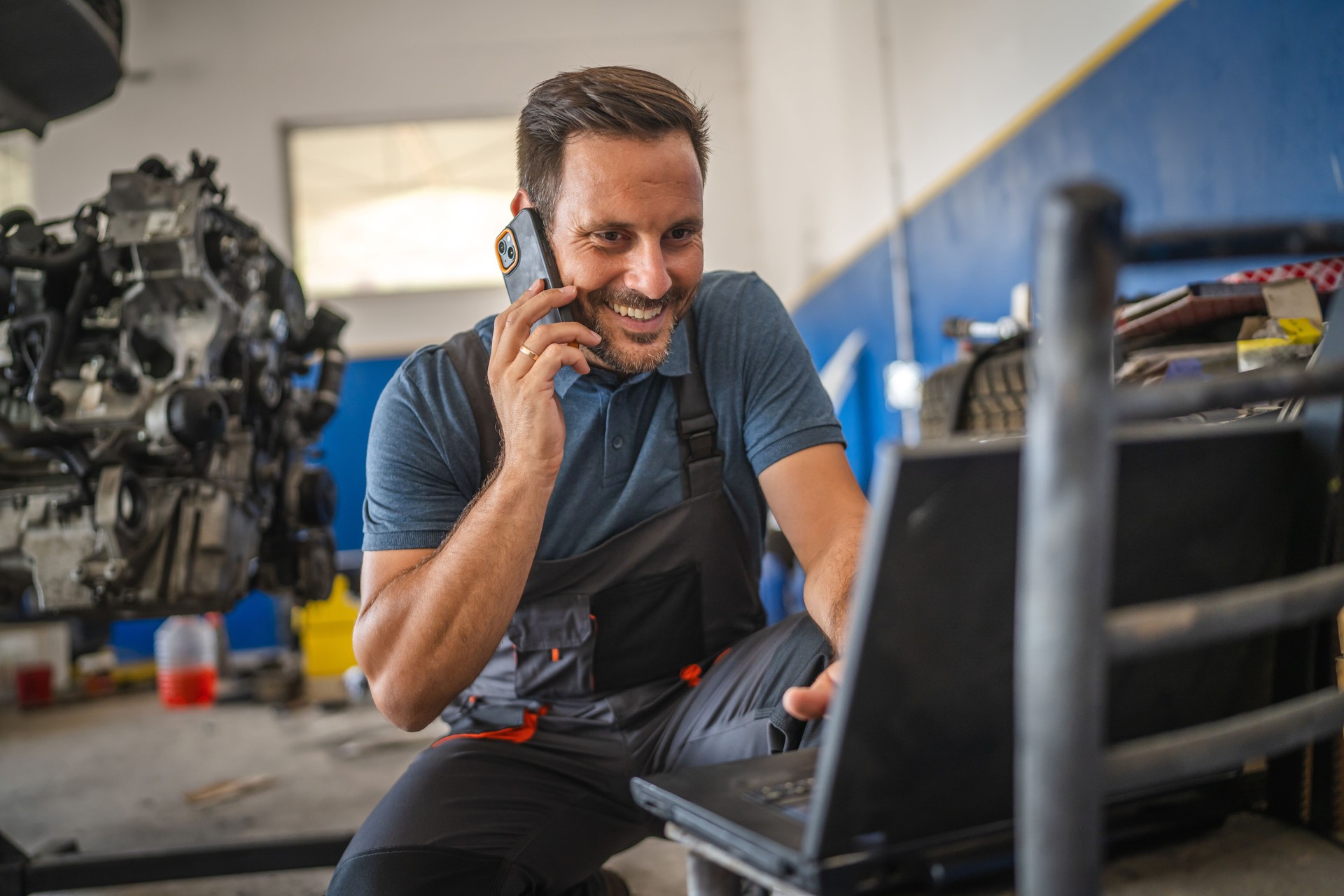 Családi vállalkozásként, családias légkörben várjuk az ügyfeleinketmobile phone in garage